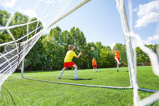 boy タバコを観戦したフットボールの手 - catching football human hand ball ストックフォトと画像