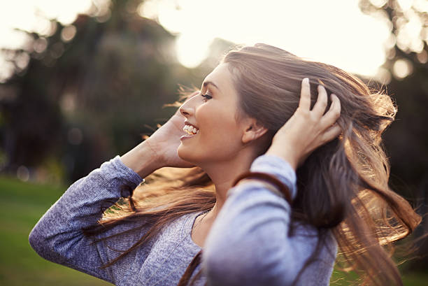 c'est ce que signifie la vie ! - main dans les cheveux photos et images de collection