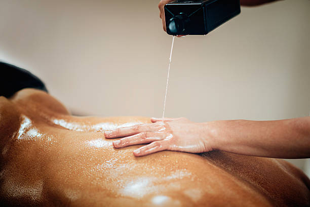 massaggio sportivo - olio per massaggi foto e immagini stock