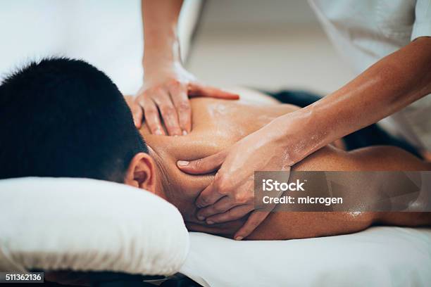 Sportmassage Stockfoto und mehr Bilder von Massieren - Massieren, Sport, Physiotherapie