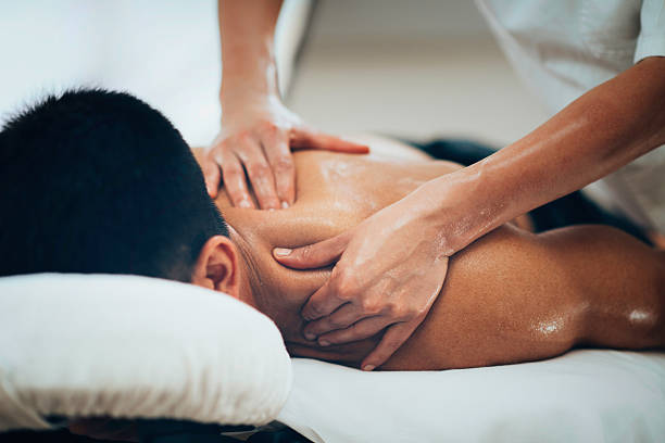 massaggio sportivo - massaggiatore foto e immagini stock