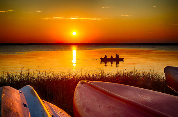 canoë au coucher du soleil - cape fear photos et images de collection