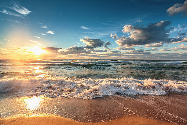 hermoso paisaje con nubes sobre el mar - salida del sol fotos fotografías e imágenes de stock