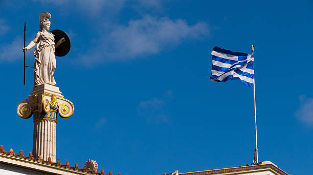 statua di l'accademia di atene, grecia-con bandiera - copy space minerva greek culture athens greece foto e immagini stock