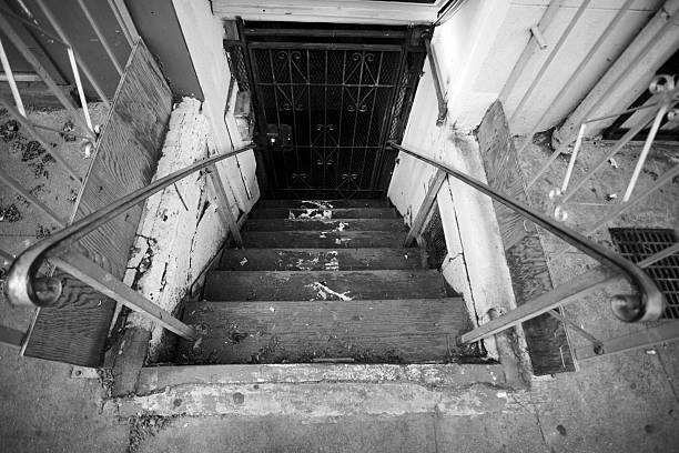 sujo ominoso passos de subsolo - basement staircase old steps - fotografias e filmes do acervo