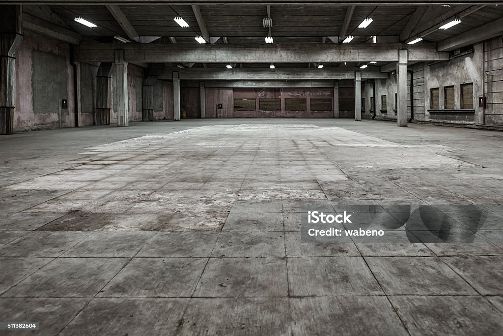Grunge de fábrica abandonada salão - Foto de stock de Chão royalty-free