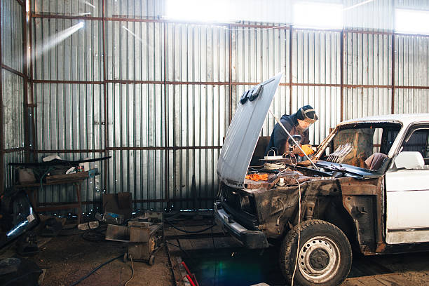 mechaniker reparieren auto in garage und dienst - indigenous culture flash stock-fotos und bilder