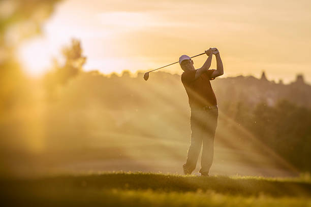 golfeur au coucher du soleil - golf golf club golf swing tee photos et images de collection