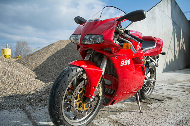 rot ducati motorrad - motorcycle racing motorcycle ducati sports race stock-fotos und bilder