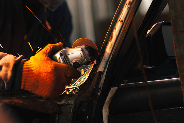 職人リペアー車、アングル挽き器 - circular saw flash ストックフォトと画像