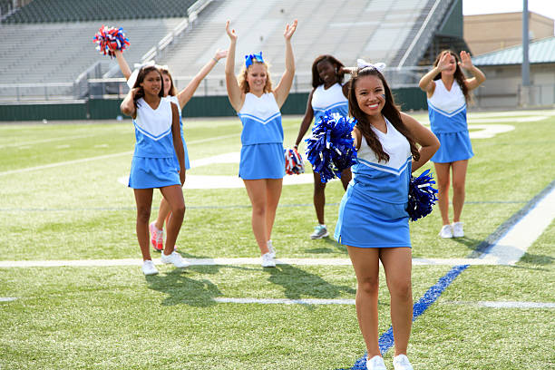 cheerleaderki - cheerleader high school student sport cheering zdjęcia i obrazy z banku zdjęć