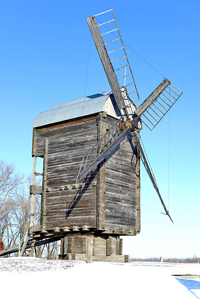 старый деревянный ветряная мельница закрыть вверх в зима - mill river фотографии стоковые фото и изображения