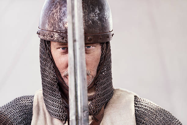 popa mirando hacia knight sostiene una réplica de la espada - chainmail fotografías e imágenes de stock