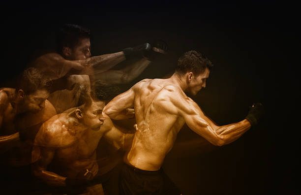esposizione multipla-uomo muscolare in posa di combattimento - lotta sport foto e immagini stock