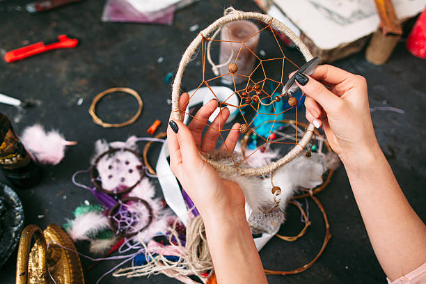 cuchilla muestra cazador de sueños. - making craft craftsperson circle fotografías e imágenes de stock