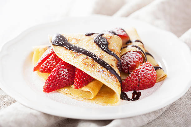 panquecas com morangos e calda de chocolate - crepe imagens e fotografias de stock