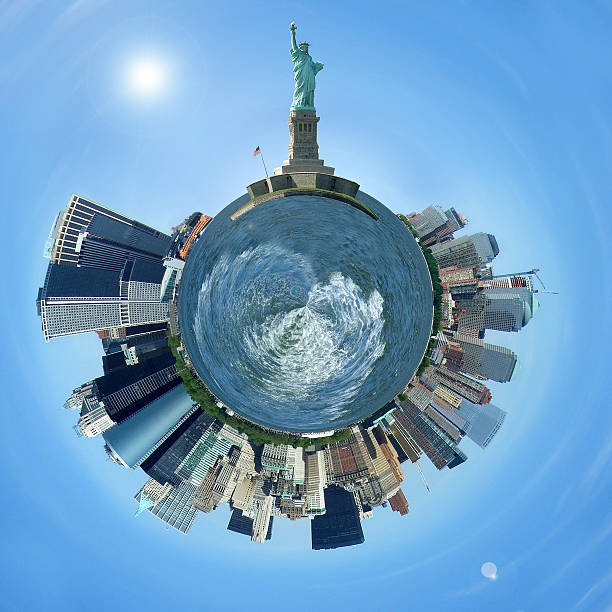 pianeta di manhattan, nuovo york città skyline su un piccolo pianeta - new york city panoramic statue of liberty skyline foto e immagini stock