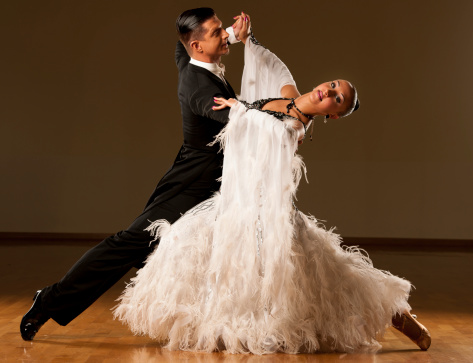 Profesional en salón de fiestas romántico pareja de baile preform una exhibición de baile photo