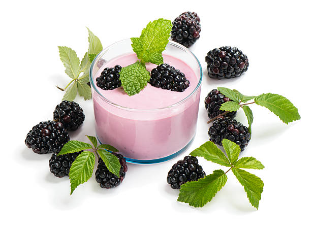 smoothie aux fruits rouges avec blackberry - milk shake smoothie blackberry isolated photos et images de collection