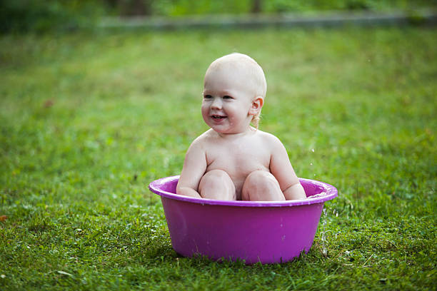 dziecko w washbowl - wash bowl zdjęcia i obrazy z banku zdjęć