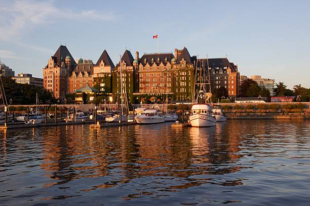 victoria, columbia britânica, inner harbour ao pôr do sol - empress hotel imagens e fotografias de stock