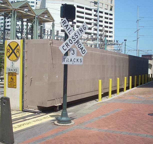 洪水の壁ニューオーリンズ - crossing railroad track boundary gate ストックフォトと画像