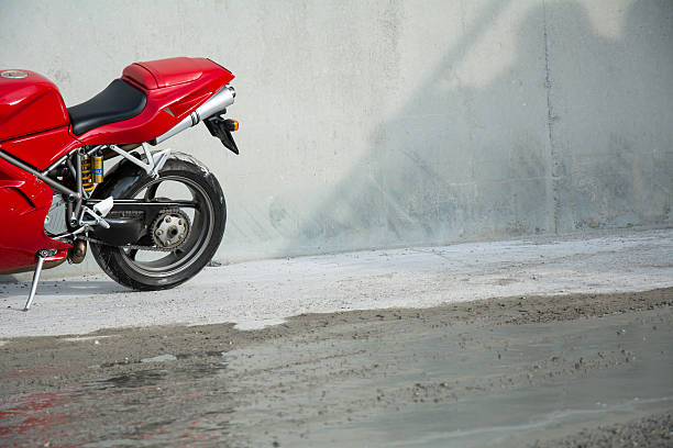 rot ducati motorrad - motorcycle racing motorcycle ducati sports race stock-fotos und bilder