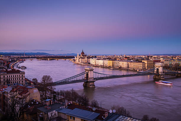 pont à chaînes széchenyi et du bâtiment du parlement de budapest, hongrie - budapest parliament building chain bridge night photos et images de collection