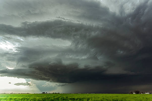 enorme, grave minaccia di una piccola comunità agricola temporale - storm wheat storm cloud rain foto e immagini stock