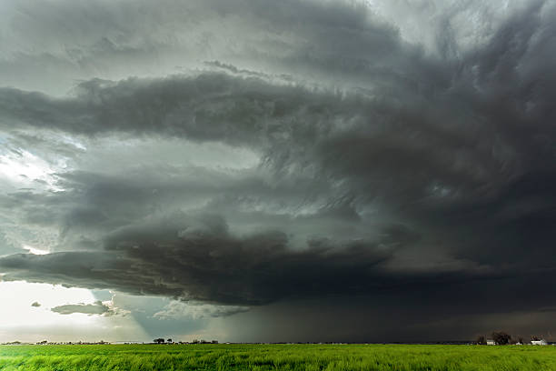 grande, grave ameaça pequena comunidade agrícola trovoada - raining cats and dogs - fotografias e filmes do acervo