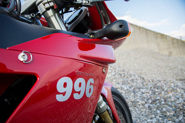 레드 ducati 996s 오토바이 - motorcycle racing motorcycle ducati sports race 뉴스 사진 이미지