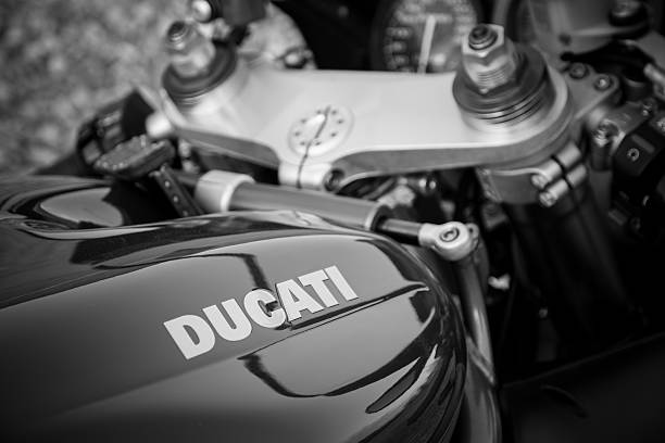 레드 ducati 오토바이 - motorcycle racing motorcycle ducati sports race 뉴스 사진 이미지