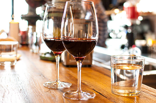 bebidas no balcão do bar - wine red wine glass bar counter - fotografias e filmes do acervo