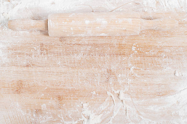 wałek do ciasta na drewnianej tacy pokryte mąki - ground flour white heap zdjęcia i obrazy z banku zdjęć