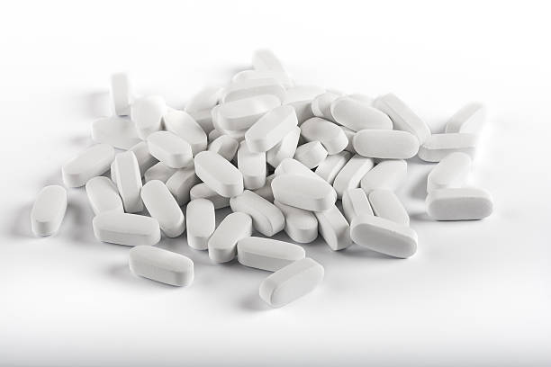 istock Heap of white pills 511465800