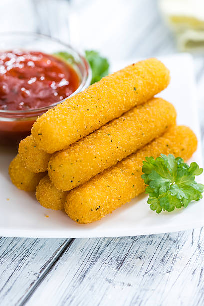 palitos de muçarela fritos - mozzarella stick appetizer fried - fotografias e filmes do acervo