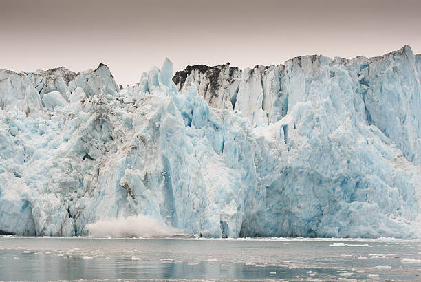 コロンビア 分娩 アラスカの氷河 - ice arctic crevasse glacier ストックフォトと画像