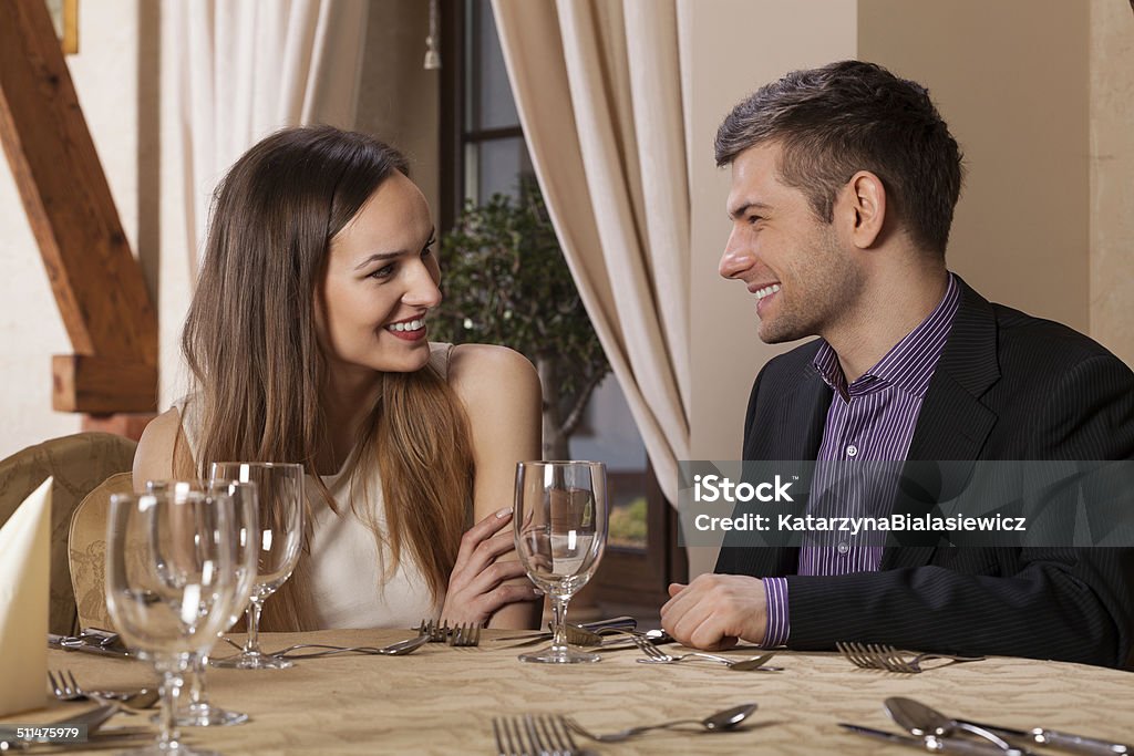 Feliz pareja cenando - Foto de stock de Adulto libre de derechos