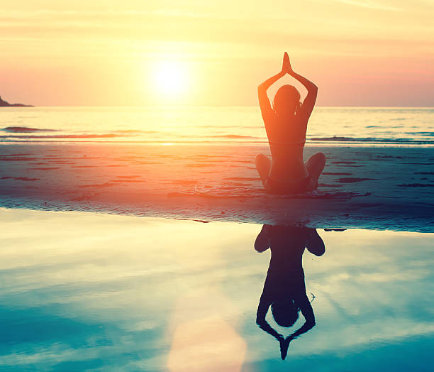 meditazione, serenità e pratica di yoga al tramonto. - equanimity foto e immagini stock