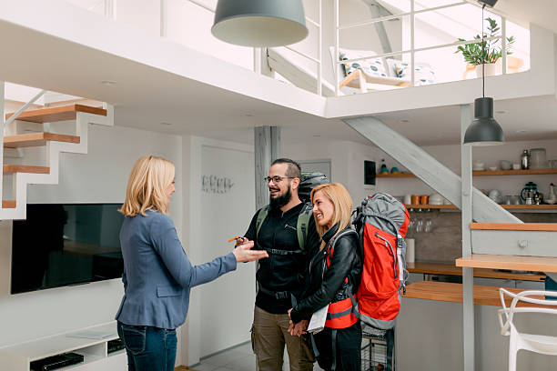 organice recibe backpackers en su apartamento. - azafata fotografías e imágenes de stock