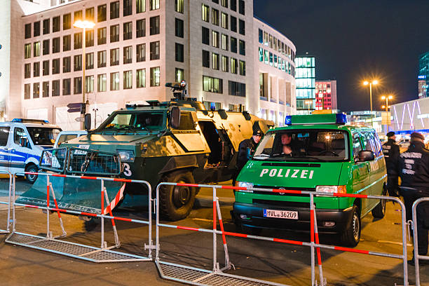 police véhicules pâté de maisons de la rue, à berlin - benjamin netanyahu photos et images de collection