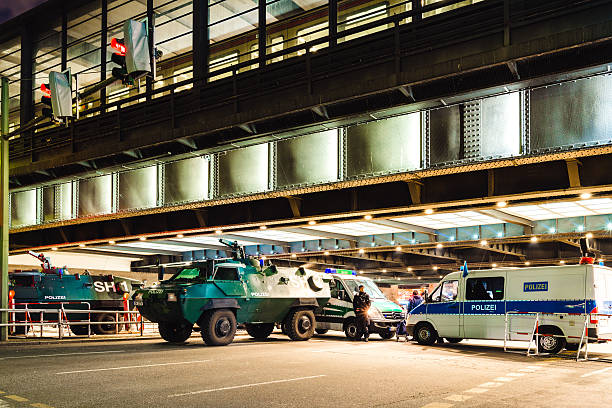 警察の車は、通りのベルリンブロック - benjamin netanyahu ストックフォトと画像