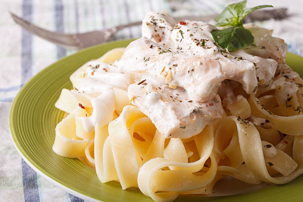 istock fettuccine pasta with chicken and cream sauce close-up. Horizont 511478310