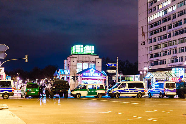 polizei fahrzeuge häuserblock die straße in berlin - benjamin netanyahu stock-fotos und bilder