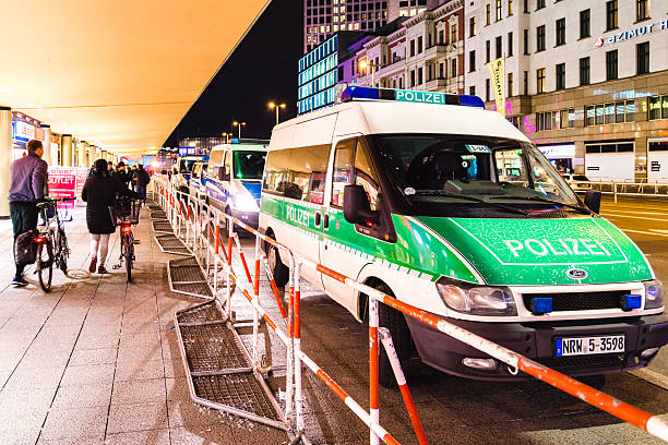 polizei fahrzeuge häuserblock die straße in berlin - benjamin netanyahu stock-fotos und bilder