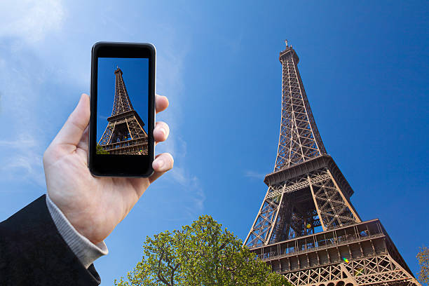 istock Taking picture of Paris - the Eiffel Tower 511479018