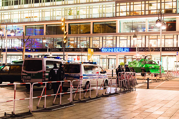 polizei fahrzeuge häuserblock die straße in berlin - benjamin netanyahu stock-fotos und bilder