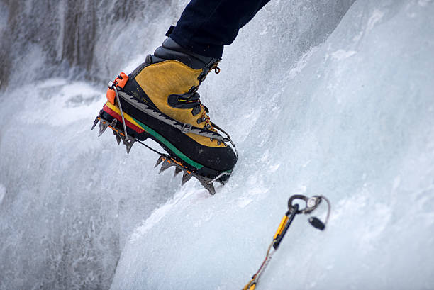 escalada congeladas caída - ice climbing fotografías e imágenes de stock