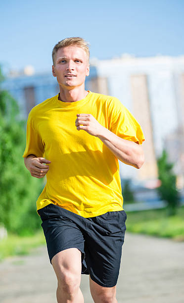 Homem desportivo jogging no parque de rua. fitness ao ar livre - fotografia de stock