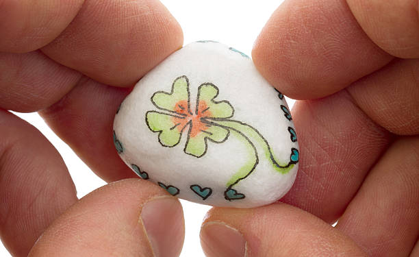 istock Stone with drawing of a clover four and small hearts 511483206